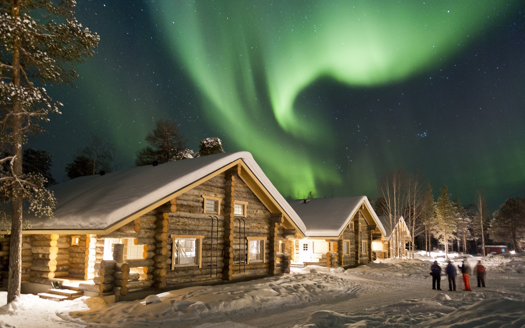 Nellim Wilderness Hotel main building with northern lights above it